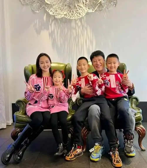 在另一张一家五口的大合影中,于震辛月的两个儿子一个女儿也罕见亮相.