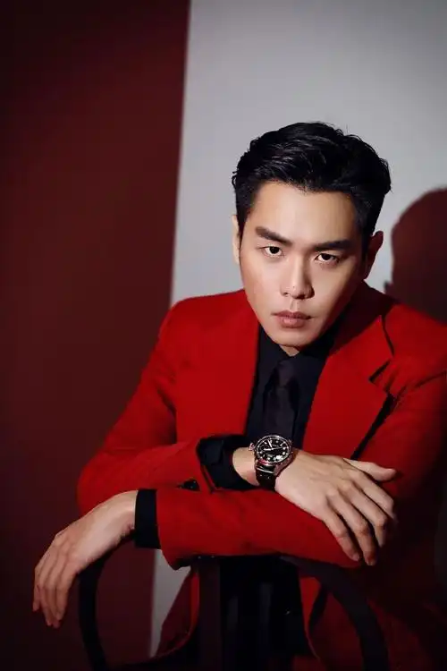 张若昀红衣西装儒雅帅气写真99