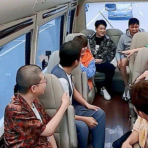 鹿晗哈哈哈哈哈#小鹿发烧了 伸手让超爸摸了摸温度