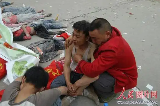 在平通镇小学,被当地群众从地震倒塌的教学楼自救抬出的遇难小学生.