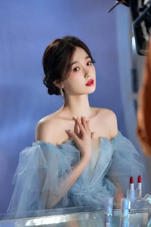 虞书欣蓝色纱裙造型