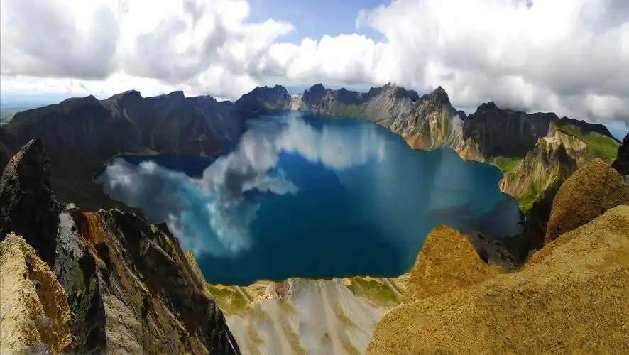 长白山天池,海拔2100米.吉林