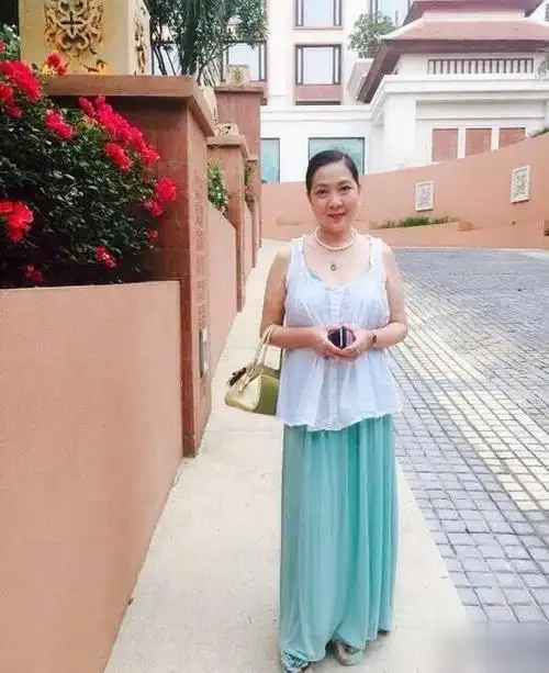 60岁沈丹萍同框斯琴高娃,穿中式礼服气质优雅,私下却喜欢扮嫩