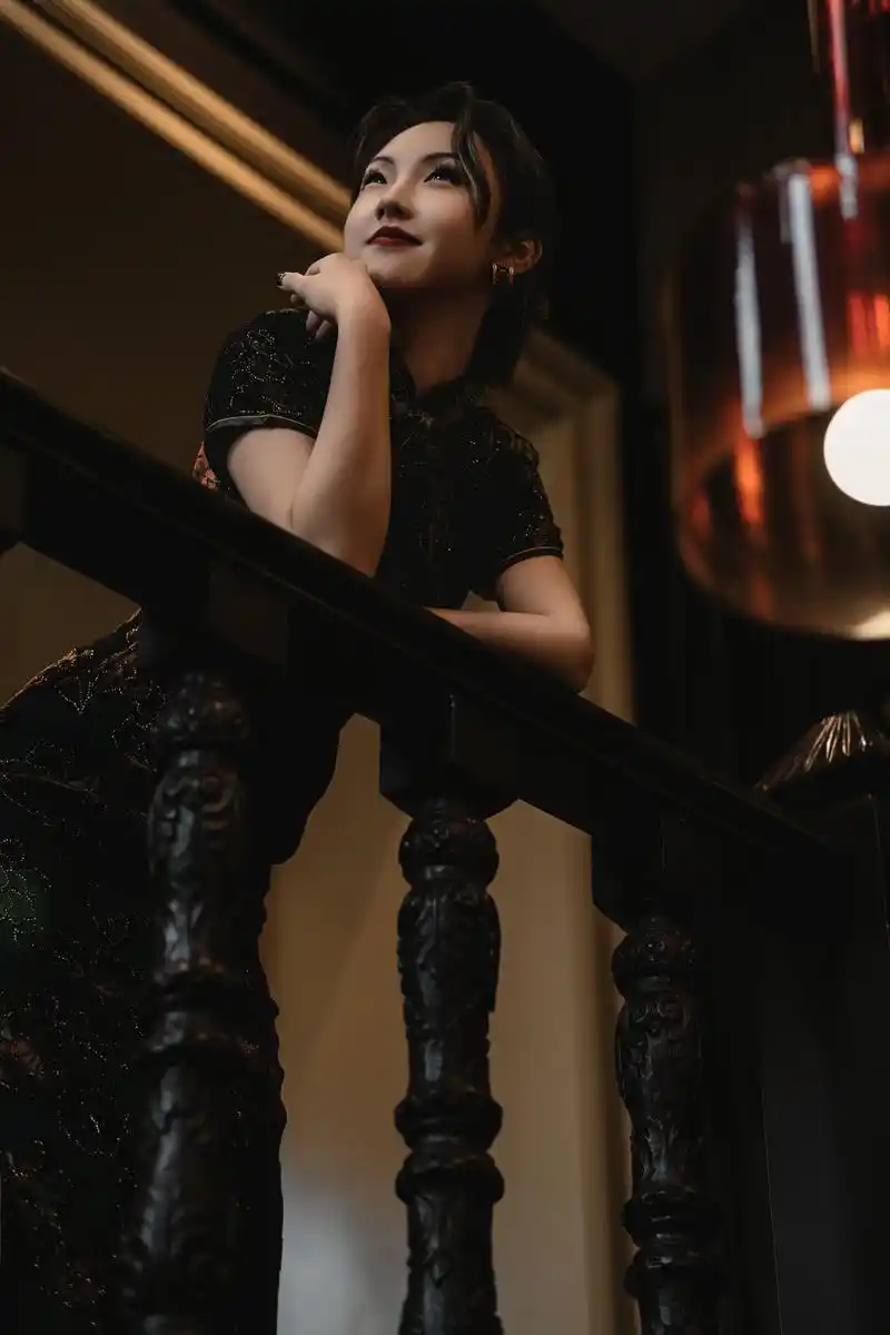 侧身侧脸,曲线勾勒出的完美,令人心动