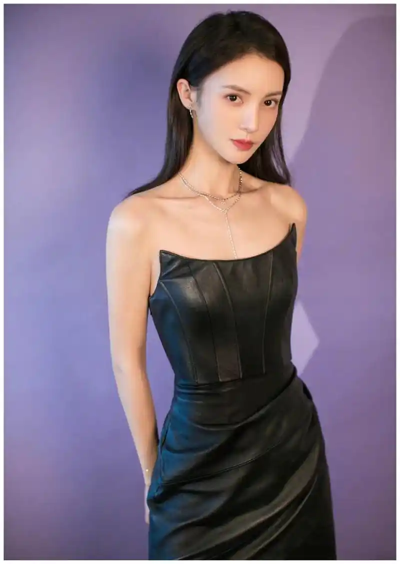 30岁金晨容颜姣好身材有型随性舞出性感魅力