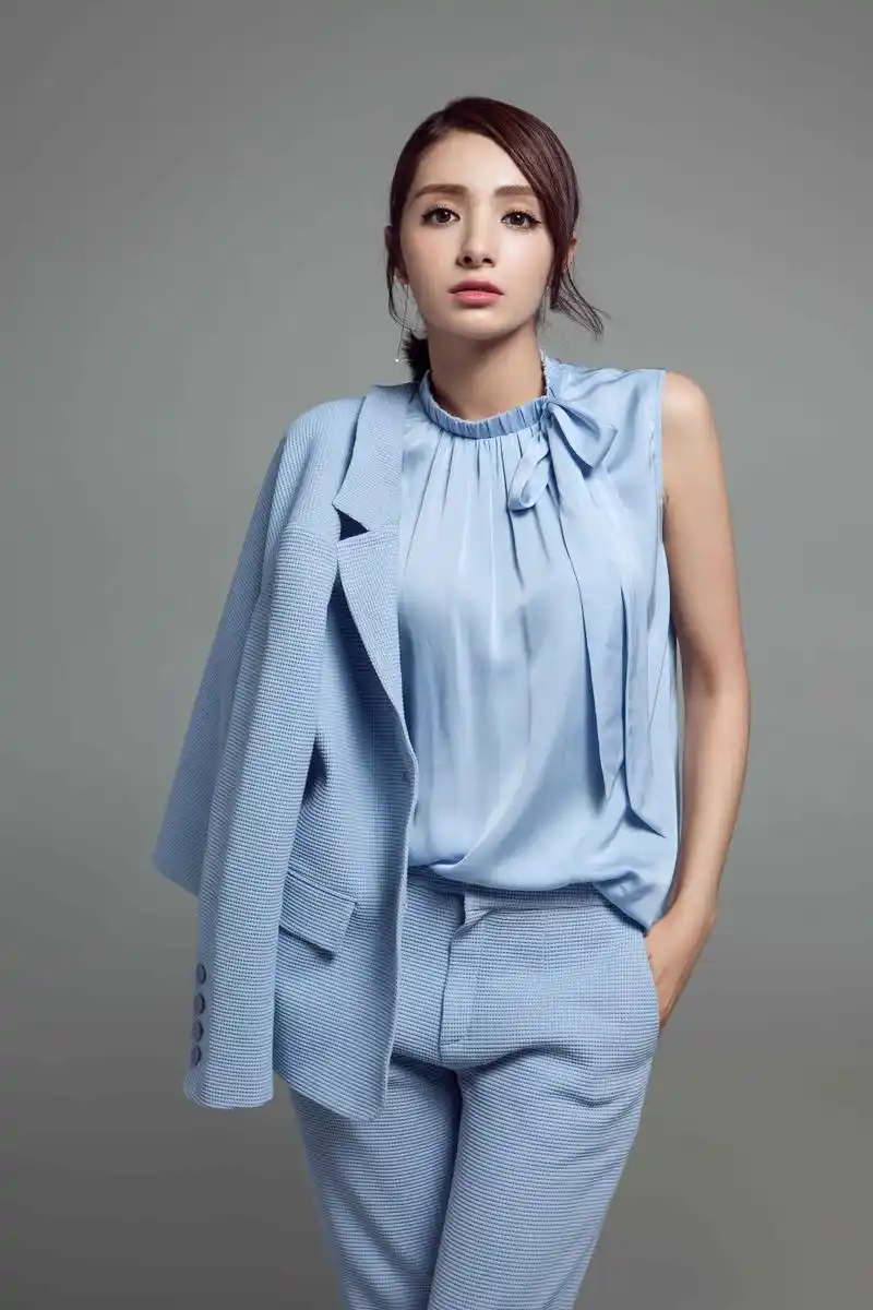 麦迪娜西装魅力 诠释霸道总裁style