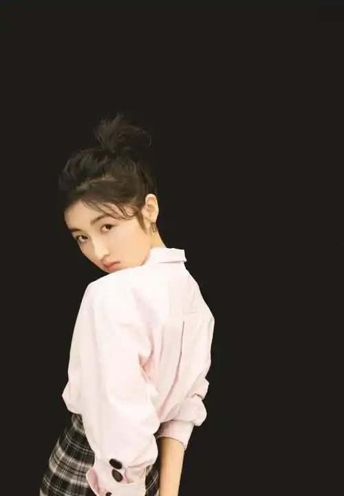 张子枫一件卫衣搭配牛仔裤,显高又显瘦,她剪的短发造型真时髦_个性