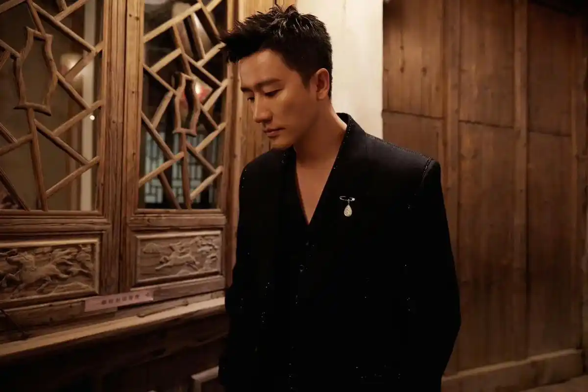 黄轩 智族gq 宝珀 活动照.这次的照片帅呆了 不仅有低领配 - 抖音