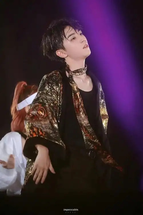 tfboys染了同一发色#那就期待下十周年舞台上王俊凯即将令人经验的