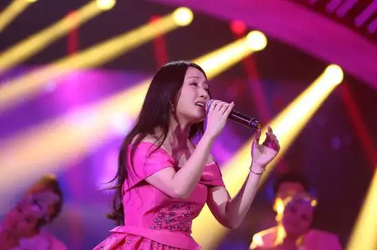 杨钰莹江苏春晚老歌唱不停 自称想去巴黎学设计