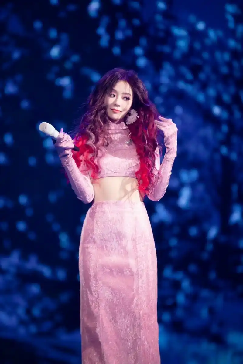 张靓颖最新演唱会造型好美啊