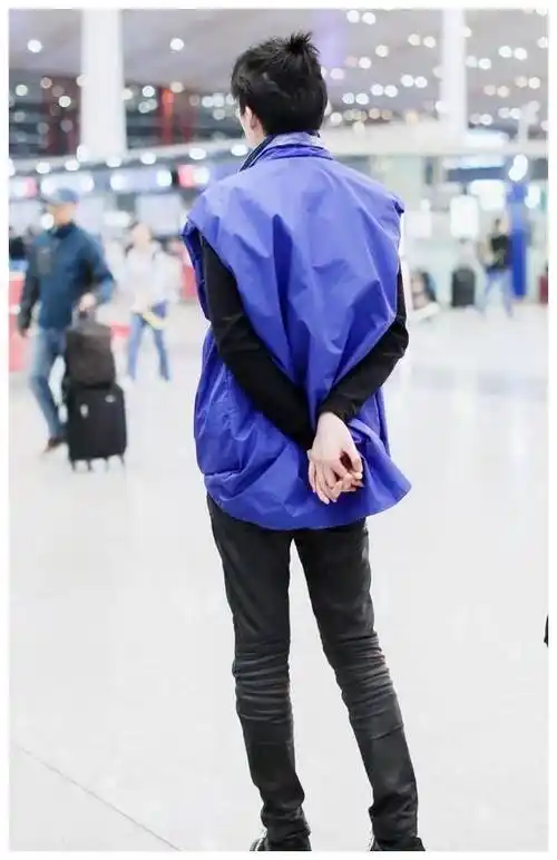 很修身,是不是给他一种宽松的感觉,让上帝给刘宇宁的脚打开了窗户呢?