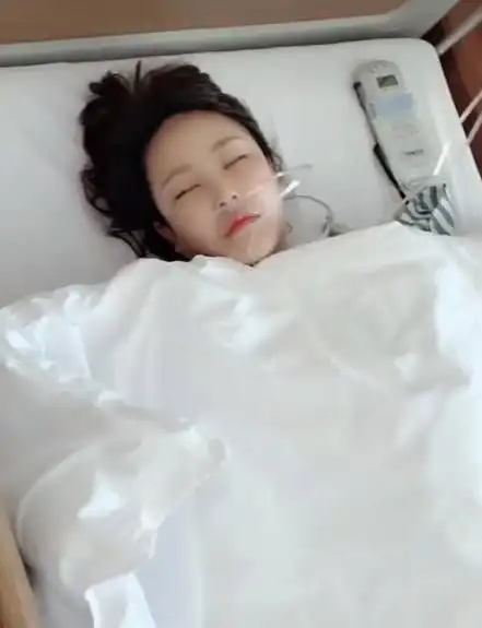 步泡泡龙后尘?猫妹妹住院被下病危通知书,躺病床上仍不忘带货