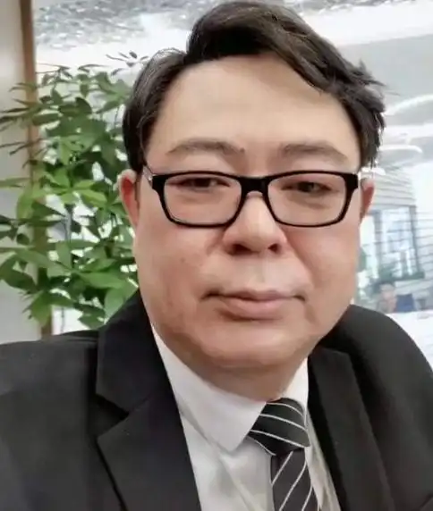 50岁夏东海头发灰白像大爷面部浮肿两眼无神状态引人担忧