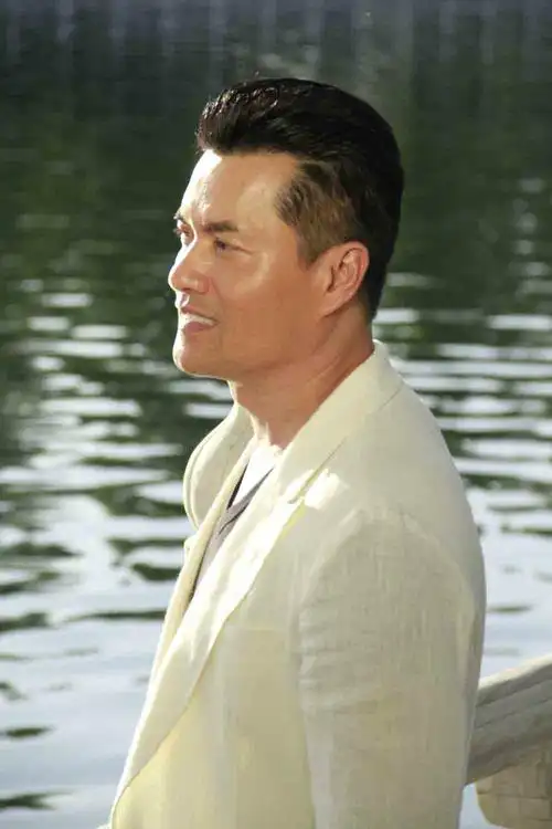 1955年12月22日生于越南,20世纪60年代从越南迁居香港,中国香港影视男