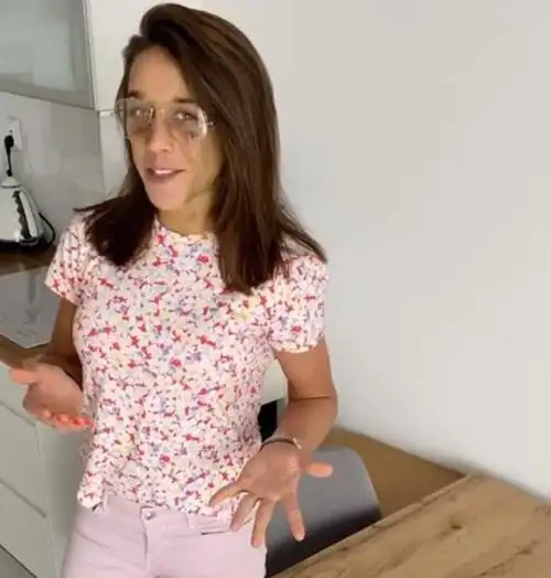 乔安娜首次露脸直播与张伟丽比赛后仍未恢复脸部淤青明显