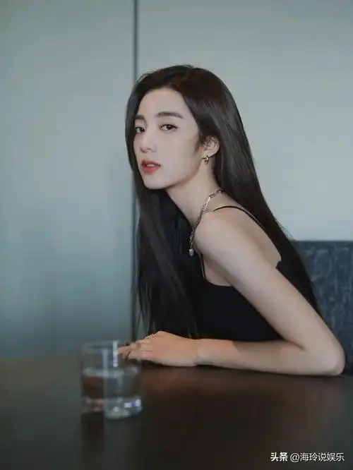 万鹏也因此收获了第七届中国网络视听大会的年度优秀女演员的奖项