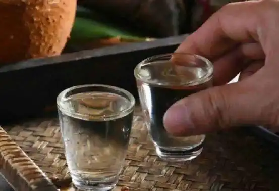 喝了多年的白酒你知道白酒为何会那么辣吗喝酒的人必看