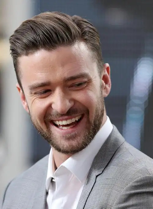 微微蓬起的发型,算是「飞机头」的原型,而衍生至现代,庞巴度头的重点