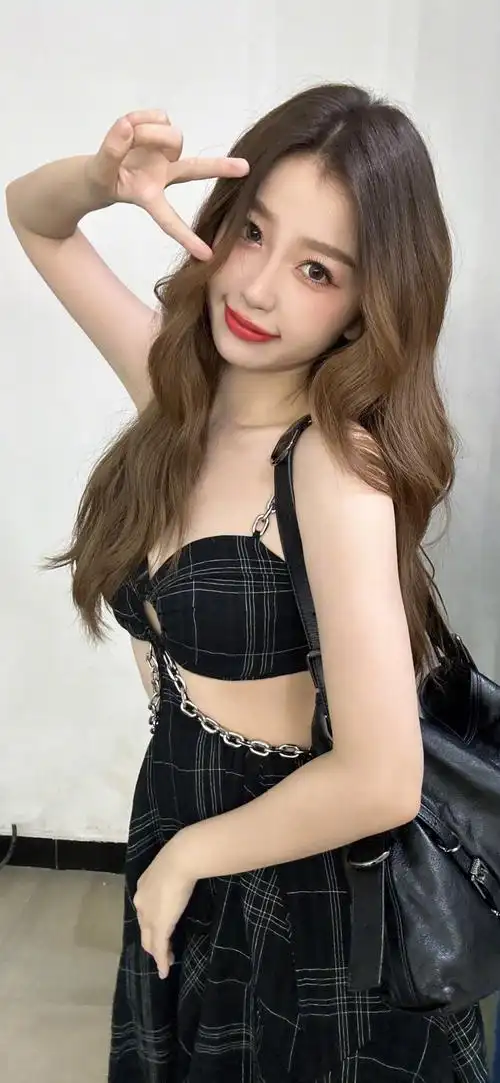 魅力全开!虞书欣时尚写真大赏,演绎多元时尚美学