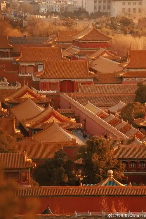 京城,古今交汇的唯美日落.  晴好的午后,景山上等一场京城的日落.