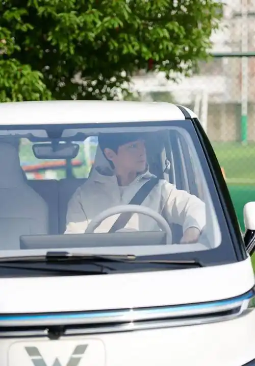 好久不见,国民男神胡歌来了,这次为啥是来代言五菱汽车呢?