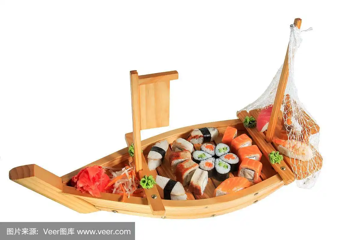 木船上的寿司卷.孤立在白色背景上.