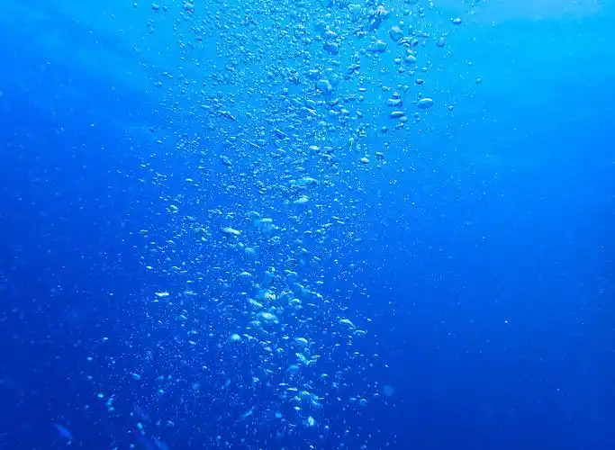 深蓝色海洋里的气泡图片下载