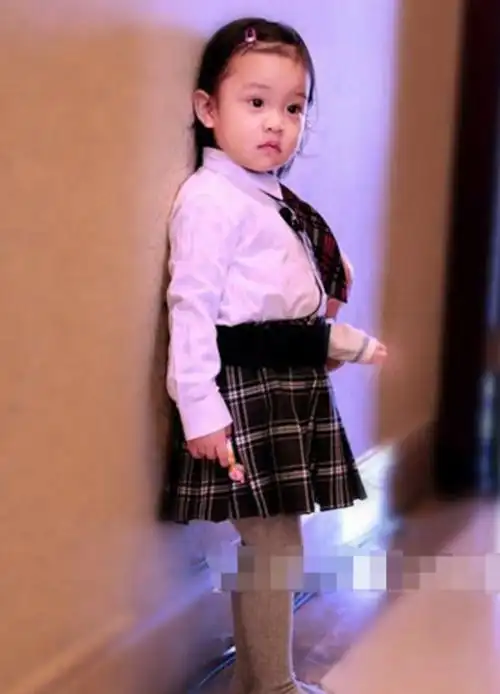 杨幂女儿小糯米正面照曝光 快三岁了长得有点像甜馨