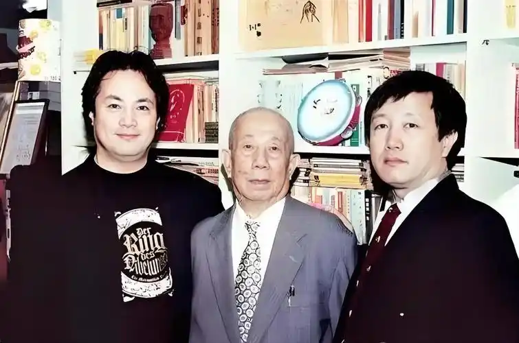 (左起:汤沐海,汤晓丹,汤沐黎)2000年,汤晓丹90岁时,长期住在上海华东