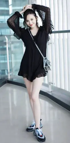 古力娜扎为了美太拼了,透视纱裙美腿撩人,网友:全靠颜值撑着