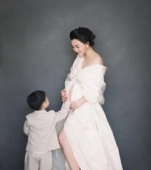 30岁百亿名媛李嘉颖怀三胎挺孕肚露脸气质优雅第三胎仍是儿子