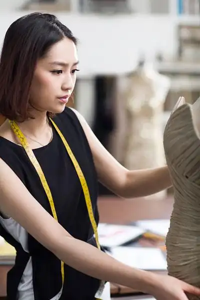服装设计师在工作室工作