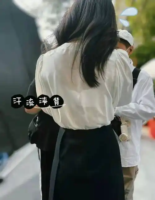 另一张背影照完美展现了刘涛的身材,细腰,一点中年油腻都没有.