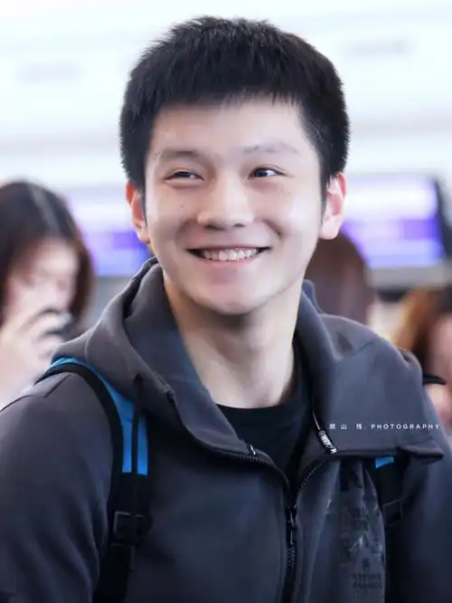 樊振东旧照最近补课回看小胖的比赛视频