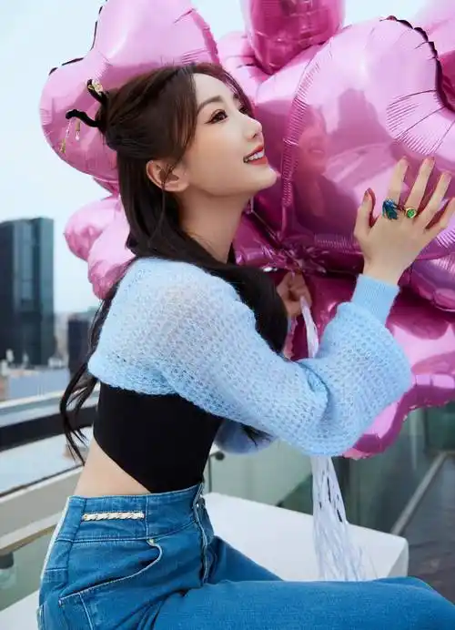 毛晓彤黑色吊带装优雅写真