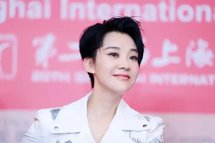 许晴出席上影节评委记者会