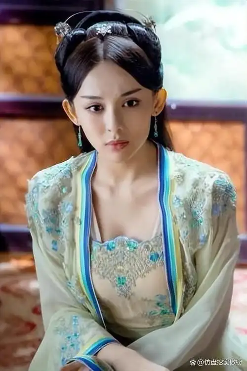 星爷因一张照片点名用她,出道十年被骂花瓶,现在终于被成龙认可