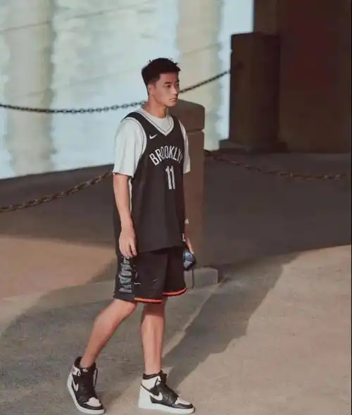 组图:运动型小哥哥,身高174的男生,长袜 短裤 t恤,时尚又帅气