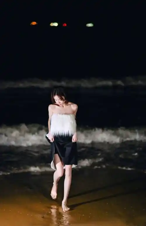 吴谨言光脚漫步海边演绎南国优雅风情