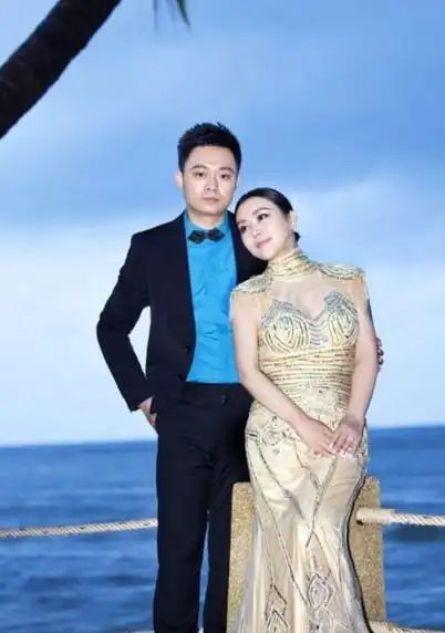 郝蕾和丈夫刘烨带着一对双胞胎在北京昆泰酒店为他们的爱人举办了婚礼