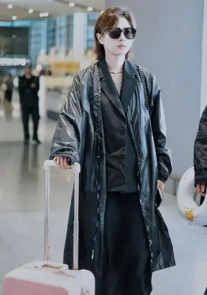 万茜机场亮相,全黑穿搭展现潇洒魅力,气质超群!
