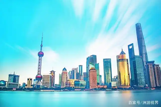 东方明珠电视塔,是上海城市魅力的地标建筑,游客打卡的标志景观