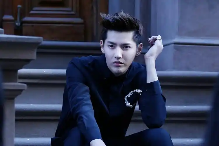 超帅吴亦凡桌面锁屏_酷帅范儿男神