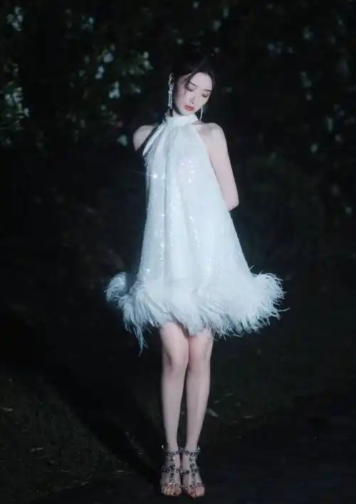 毛晓彤的羽毛裙呈_白色_梦幻_灯光