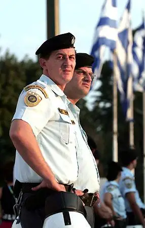 图文-开幕式临近警方加强戒备 希腊警察神情严肃