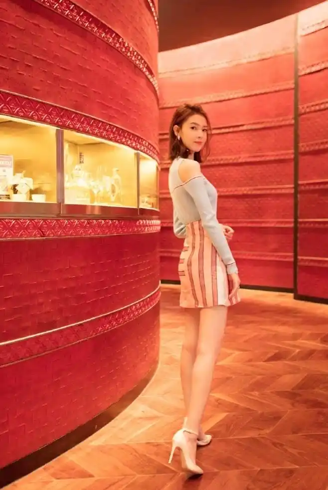 灵气女星陈瑶再扮嫩,蓝色套装少女感爆棚,说她16我都信