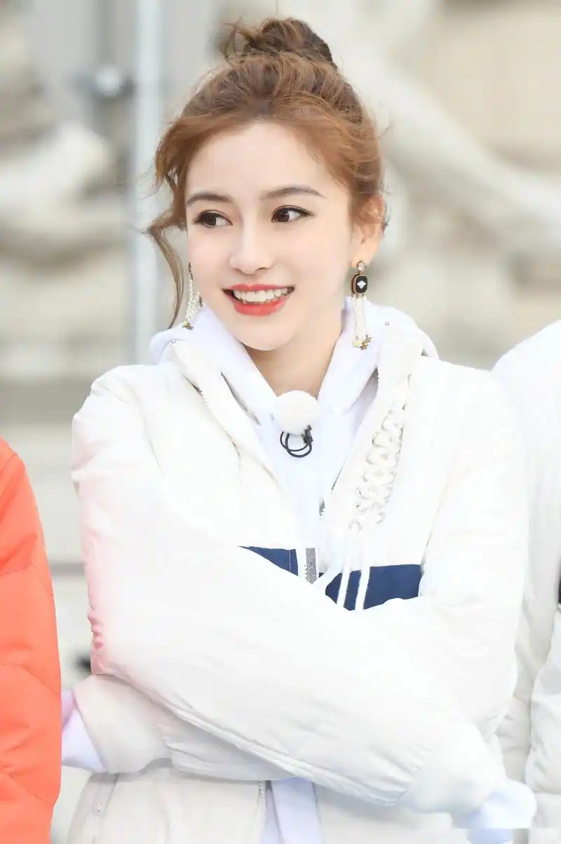 baby 口红色号一身流苏外套继续跑男奥地利之旅,蓬松丸子头俏皮可爱