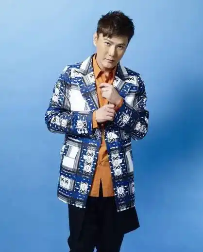 54岁张信哲单身28年至今不婚,捐光上亿资产,竟然都是为了她?