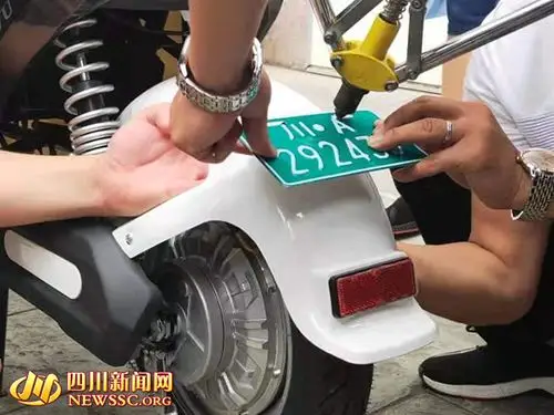 成都外卖行业首批400台新国标电动自行车在双流区集中上牌 -四川新闻